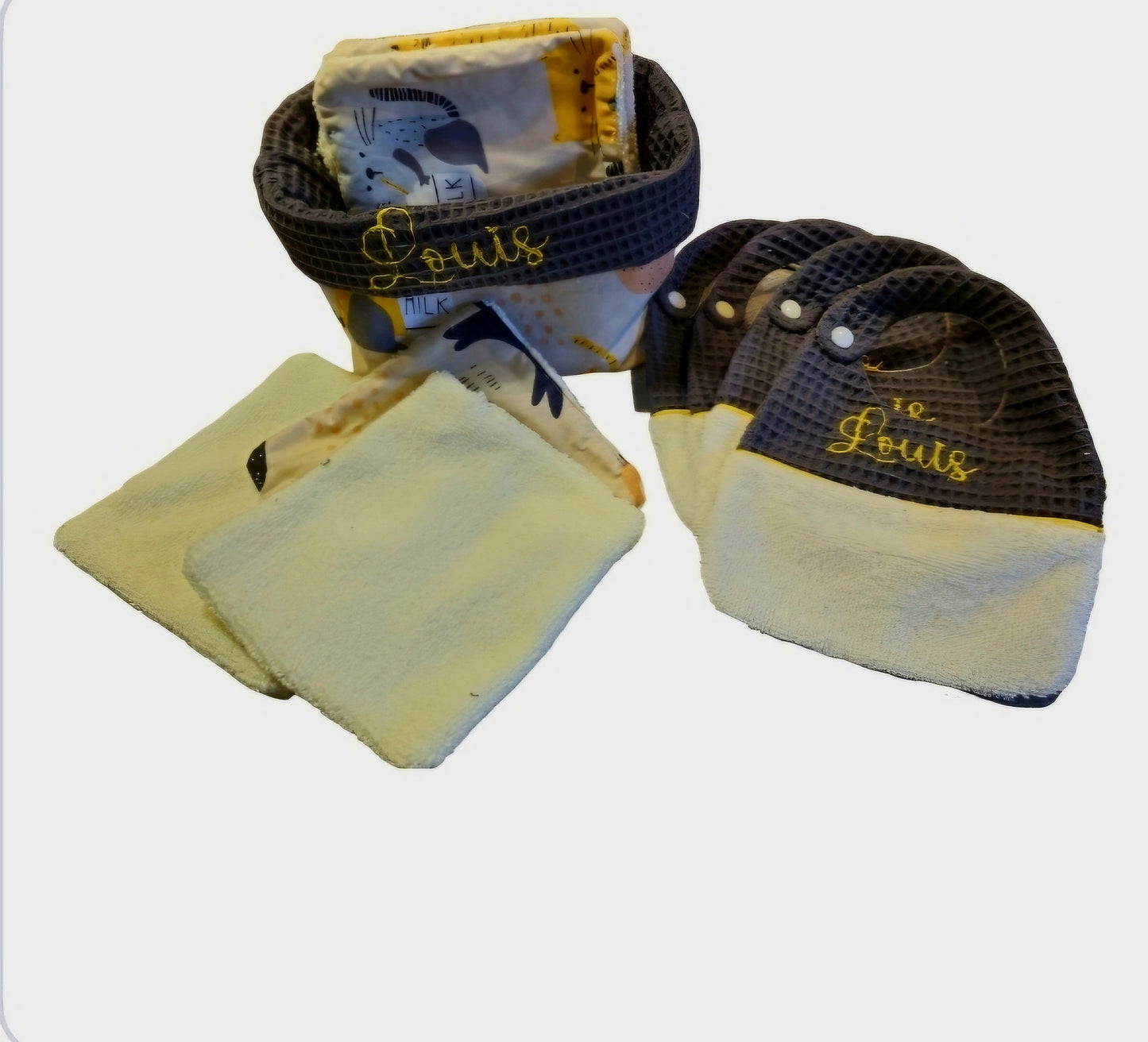 Kit de naissance personnalisé – Panier, lingettes bébé & bavoir