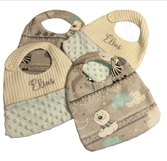 Kit de naissance personnalisé – Panier, lingettes bébé & bavoir